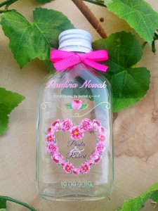 Butelka serce z różowych kwiatów